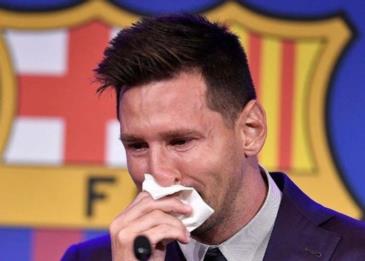 بيع محرمة ميسي التي مسح بها دموعه خلال إعلان رحيله عن برشلونة بمليون دولار